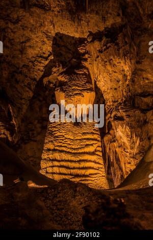 Fairyland de stalagmites couvertes de maïs soufflé profondément souterrain dans le parc national de Carlsbad Caverns, Nouveau-Mexique, États-Unis Banque D'Images