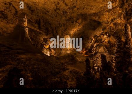 Fairyland de stalagmites couvertes de maïs soufflé profondément souterrain dans le parc national de Carlsbad Caverns, Nouveau-Mexique, États-Unis Banque D'Images