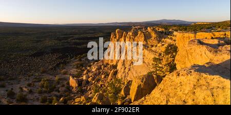 Vue panoramique sur les falaises de grès au coucher du soleil, Nouveau-Mexique, États-Unis Banque D'Images