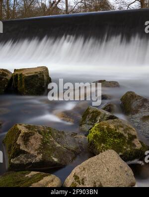 Cascade de Sulz creek près de Lindlar, Bergisches Land, Allemagne Banque D'Images