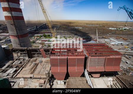 Ekibastuz,GRES-1 centrale vapeur.Panorama aérien des soutes de charbon brut,bâtiments,cheminée.chantier de rénovation de la centrale électrique. Banque D'Images