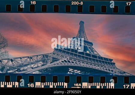 Tour Eiffel prise de vue sous angle. Paris magnifique ciel et tour Eifel. Image numérisée à partir d'un film avec bordure de film ou cadre de film. Attraction célèbre Banque D'Images