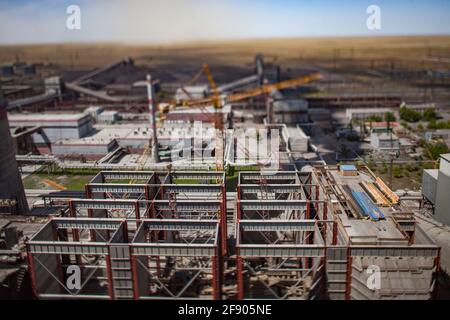 GRES-1 centrale vapeur.Panorama aérien de la structure des bunkers de charbon.Rénovation de Usine d'électricité.Tilt-décalé et partiellement flou photo.ciel bleu Banque D'Images