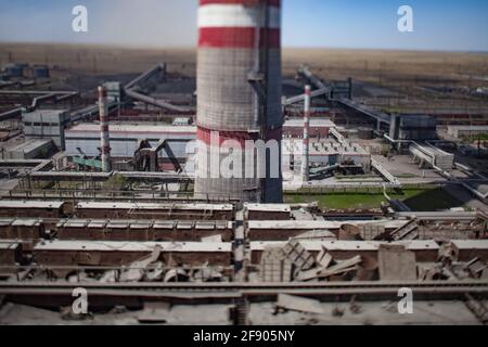 Centrale thermique GRES-1. Vue panoramique aérienne sur le bâtiment industriel, la structure métallique, la cheminée. Le charrues à charbon charge le charbon sur le tapis roulant. Banque D'Images