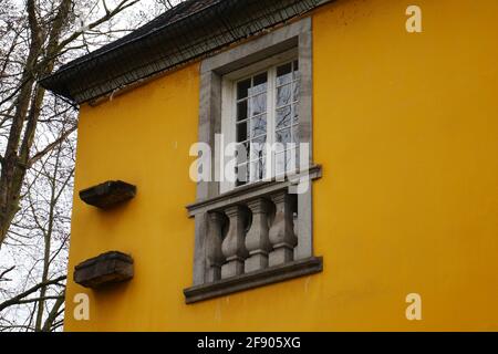 fenêtre en bois avec balcon à la française d'un bâtiment du rococo baroque tardif Banque D'Images