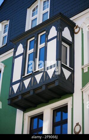 Baie vitrée à colombages d'une vieille maison avec reflet du ciel bleu dans les fenêtres Banque D'Images