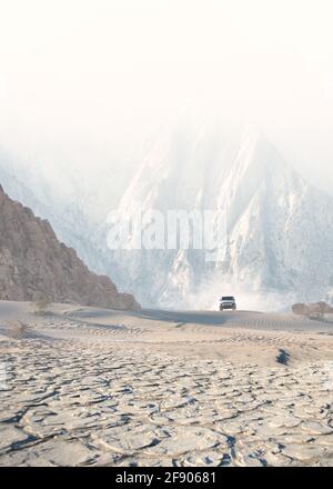 4x4 traversant le désert de Mojave avec Mt Whitney en arrière-plan, Californie, États-Unis Banque D'Images