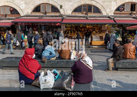 Les gens magasinent à Eminonu avant le couvre-feu le 3ème jour du Ramadan à Istanbul, Turquie, le 15 avril 2021. Banque D'Images