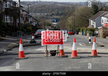 Route fermée panneau, en raison de travaux routiers à Woodseat Sheffield Angleterre Banque D'Images