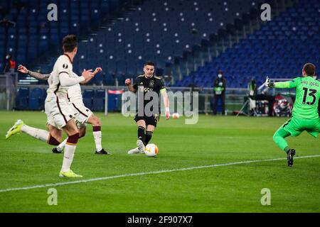 ROMA, ITALIE - AVRIL 15: But par Dusan Tadic d'Ajax mais plus tard annulé en raison d'une faute de Nicolas Tagliafico d'Ajax pendant la Ligue Europa de l'UEFA Banque D'Images