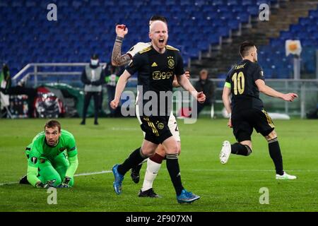 ROMA, ITALIE - AVRIL 15: But par Dusan Tadic d'Ajax mais plus tard annulé en raison d'une faute de Nicolas Tagliafico d'Ajax pendant la Ligue Europa de l'UEFA Banque D'Images