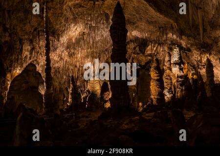 Formations de Magniflcent le long de Big Room Trail dans un profond souterrain dans le parc national de Carlsbad Caverns, Nouveau-Mexique, États-Unis Banque D'Images