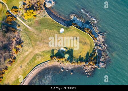 Vue aérienne de drone du premier vert au parcours de golf Aberdour, Fife , Écosse, Royaume-Uni Banque D'Images