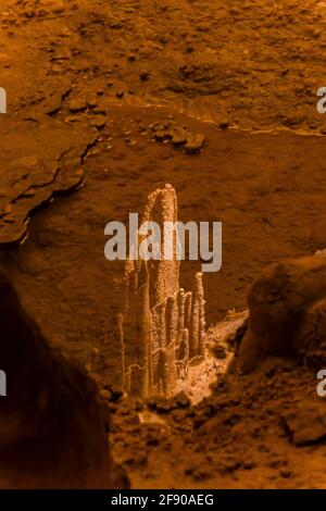 Réflexions de stalactites dans une piscine le long de Big Room Trail dans un profond souterrain dans le parc national de Carlsbad Caverns, Nouveau-Mexique, États-Unis Banque D'Images