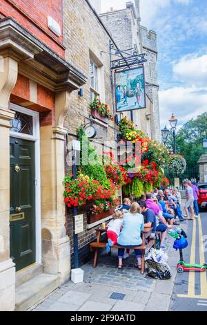 Le pub Two Brewers, situé dans le centre-ville de Windsor, Berkshire, dans le sud-est de l'Angleterre, accueille des clients qui boivent à l'extérieur sur le bord de la route par une journée ensoleillée Banque D'Images