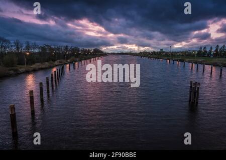 Crépuscule sur l'Elbe près de Hambourg. Banque D'Images