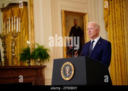 Le président américain Joe Biden s'exprime dans la salle est de la Maison Blanche à Washington, DC, Etats-Unis, le jeudi 15 avril, 2021. L'administration Biden a imposé une série de nouvelles sanctions à la Russie, y compris des restrictions longtemps redoutées sur l'achat de nouvelles dettes souveraines, en représailles pour des fautes présumées, y compris le hack de SolarWinds et les efforts visant à perturber les élections américaines. Photographe: Andrew Harrer/Pool/Sipa USA crédit: SIPA USA/Alay Live News Banque D'Images