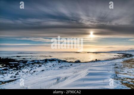 Côte en hiver au lever du soleil, Islande Banque D'Images