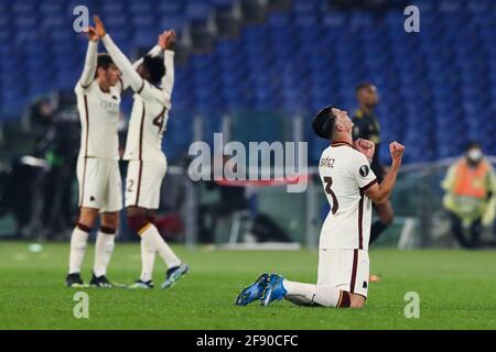 ROMA, ITALIE - AVRIL 15: Roger Ibanez d'AS Roma célébrant la victoire lors de la finale de l'UEFA Europa League Quarter: Match LEG Two entre AS Roma et Aja Banque D'Images