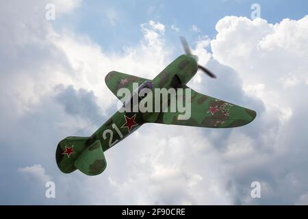 Avion militaire soviétique de la Seconde Guerre mondiale LA-7 dans le ciel Banque D'Images