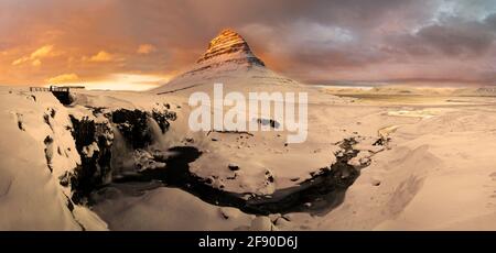 Montagne Kirkjufell et chute d'eau Kirkjufellsfoss en hiver au coucher du soleil, en Islande Banque D'Images