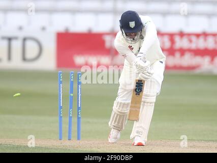 Chelmsford, Royaume-Uni. 15 avril 2021. CHELMSFORD ANGLETERRE - AVRIL 15 : Jack Burnham de Durham est enjammé par Simon Cook d'Essex pendant le LV Insurance County Championship Group 1 jour un des quatre entre le CCC d'Essex et le CCC de Durham au terrain du comté de Cloudfm le 15 avril 2021 à Chelmsford, Angleterre crédit: Action Foto Sport/Alay Live News Banque D'Images