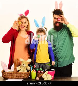 Famille de Pâques avec œufs de Pâques de couleur. Bonne famille se préparant pour Pâques. Banque D'Images