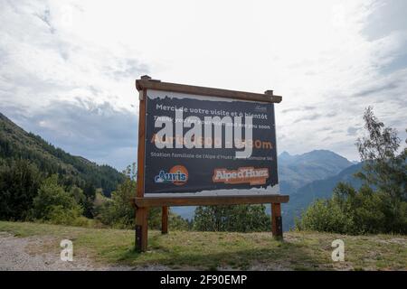 Auris, Isère, France - 22 août 2019 : panneau d'affichage de la station d'Auris en Oisans dans les Alpes du Nord, département Isère, France Banque D'Images