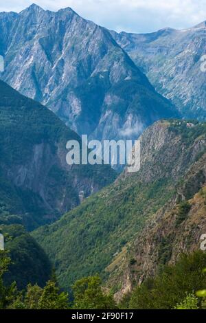 Auris, Isère, France - 22 août 2019 : vue panoramique sur le paysage alpin dans les Alpes du Nord, département de l'Isère, France Banque D'Images