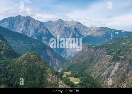 Auris, Isère, France - 22 août 2019 : vue panoramique du paysage alpin sous les nuages dans les Alpes du Nord, département Isère, France Banque D'Images