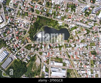 Vue aérienne sur le grand lac au milieu du petit Ville au Brésil Banque D'Images