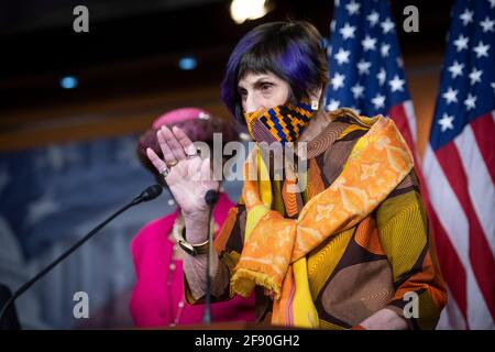 La représentante des États-Unis, Rosa DeLauro (démocrate du Connecticut), fait des remarques lors d'une conférence de presse avant l'adoption de la loi sur l'équité des chèques de paie, au Capitole des États-Unis à Washington, DC, le jeudi 15 avril 2021. Crédit : Rod Lamkey/CNP | utilisation dans le monde entier Banque D'Images