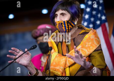 La représentante des États-Unis, Rosa DeLauro (démocrate du Connecticut), fait des remarques lors d'une conférence de presse avant l'adoption de la loi sur l'équité des chèques de paie, au Capitole des États-Unis à Washington, DC, le jeudi 15 avril 2021. Crédit : Rod Lamkey/CNP | utilisation dans le monde entier Banque D'Images