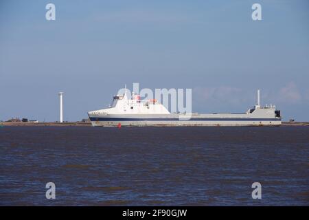 RO-RO (Roll On - Roll Off) Le cargo Somerset entre dans le port de Harwich Banque D'Images