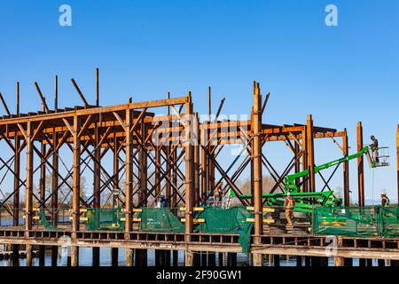 Déconstruction et récupération d'un ancien grenier de l'industrie de la pêche Sur le front de mer de Steveston, en Colombie-Britannique, au Canada Banque D'Images