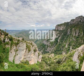 Vue panoramique à angle élevé vers la vallée de la rivière Llobregat depuis l'abbaye de Montserrat, près de Barcelone, Catalogne, Espagne. Banque D'Images