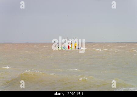 Petit bateau de pêche, pêche en Méditerranée au large de Fuengirola, Espagne. Les pêcheurs locaux pêchent au filet à l'intérieur du rivage, près de celui-ci dans une forte houle Banque D'Images