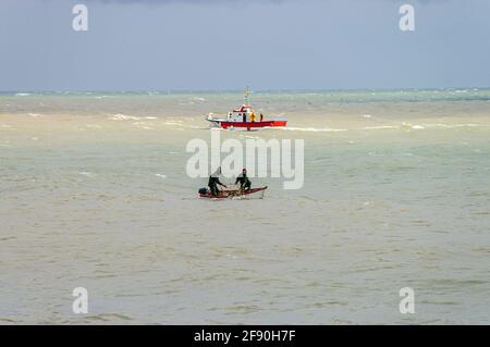 Petit bateau de pêche, pêche en Méditerranée au large de Fuengirola, Espagne. Pêcheurs locaux, pêche au filet côtier, près de la rive dans la mer de houle lourde Banque D'Images