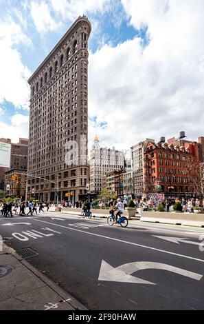 Le bâtiment Flatiron, est une structure triangulaire de 22 étages, de 285 mètres de haut, encadrée d'acier. Banque D'Images