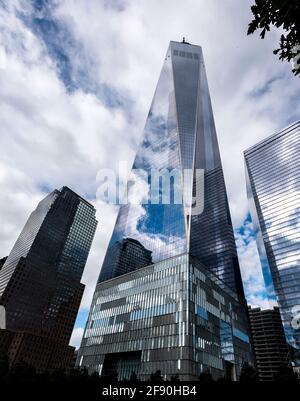 Vue sur One World Trade Center, bâtiment principal du complexe reconstruit World Trade Center à Lower Manhattan