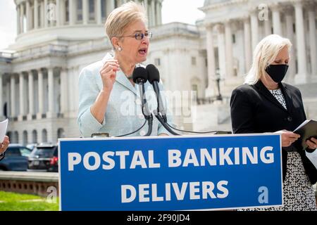 Le représentant des États-Unis Marcy Kaptur (démocrate de l'Ohio) fait des remarques lors d'une conférence de presse sur les programmes pilotes de banque postale sur le front est du Capitole des États-Unis à Washington, DC, le jeudi 15 avril 2021. Crédit : Rod Lamkey/CNP | utilisation dans le monde entier Banque D'Images