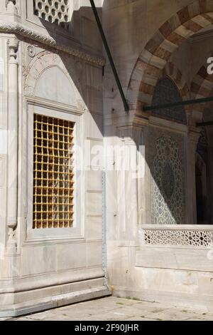 Photo verticale du palais de Topkapi de Harem à Istanbul, en Turquie, sous la lumière du soleil Banque D'Images