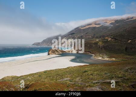 Vue panoramique sur la sortie de la rivière Little sur la côte de Big sur, Californie Banque D'Images