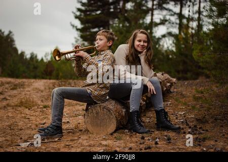 Garçon et fille, frère et sœur, adolescents jouent la trompette et violi Banque D'Images