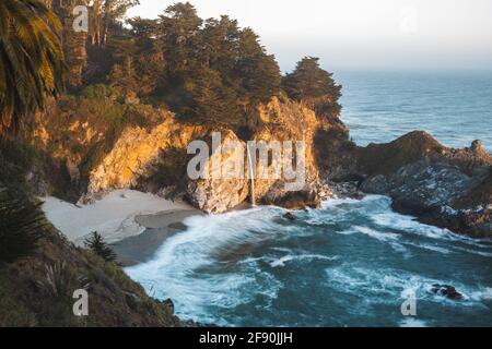 Coucher de soleil sur les chutes McWay ?in Big sur, Californie Banque D'Images