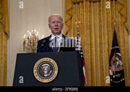 Washington, États-Unis. 15 avril 2021. Le président Joe Biden s'exprime dans la salle est de la Maison Blanche à Washington, DC, le jeudi 15 avril 2021. L'administration Biden a annoncé de nouvelles sanctions contre la Russie en représailles de l'inconduite présumée, y compris le hack de SolarWinds et les efforts visant à perturber les élections américaines. Photo par Andrew Harrer/UPI crédit: UPI/Alay Live News Banque D'Images