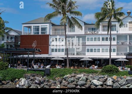 Airlie Beach, Queensland, Australie - avril 2021 : hôtel touristique situé sur le front de mer avec ses clients qui apprécient la piscine et le soleil Banque D'Images