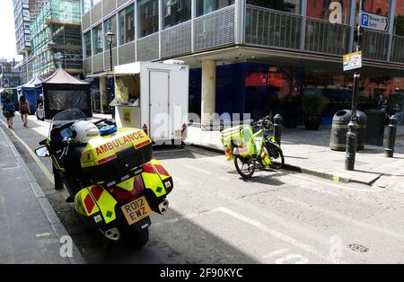 Ambulances ambulanciers paramédiques garées dans le quartier de Soho Londres Banque D'Images