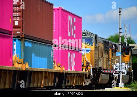 Rochelle, Illinois, États-Unis. Un train de marchandises intermodal Union Pacific Railroad en direction est traversant un passage à niveau. Banque D'Images