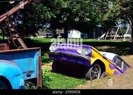 Dover, Illinois, États-Unis. Sculpture d'art automobile apparaissant sur une pelouse dans un petit hameau du centre-nord de l'Illinois. Banque D'Images